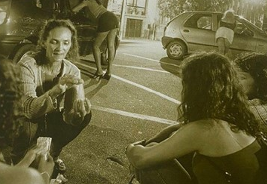 Foto em preto e branco de pessoas na rua

Descrição gerada automaticamente