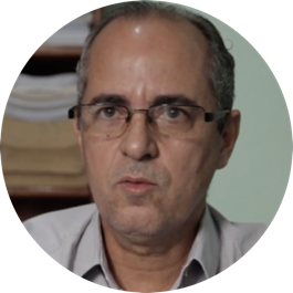 Homem com óculos de grau em fundo branco

Descrição gerada automaticamente